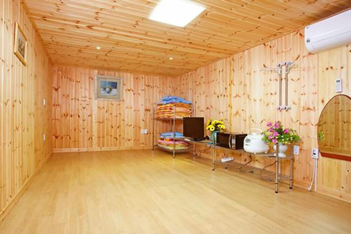 Room (Family Room 4)