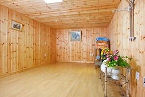 Room (Family Room 4)