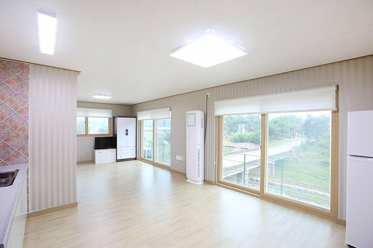 Room (203(2F)) | Individually decorated, individually furnished