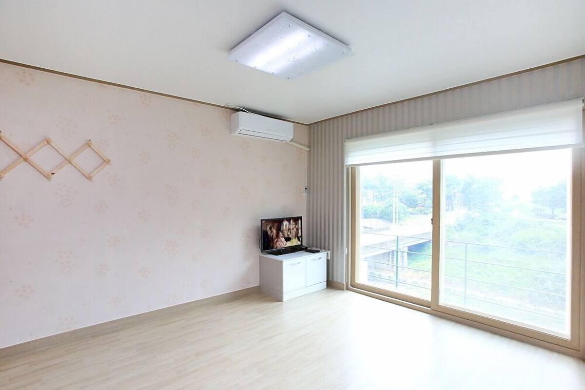 Room (202(2F)) | Individually decorated, individually furnished