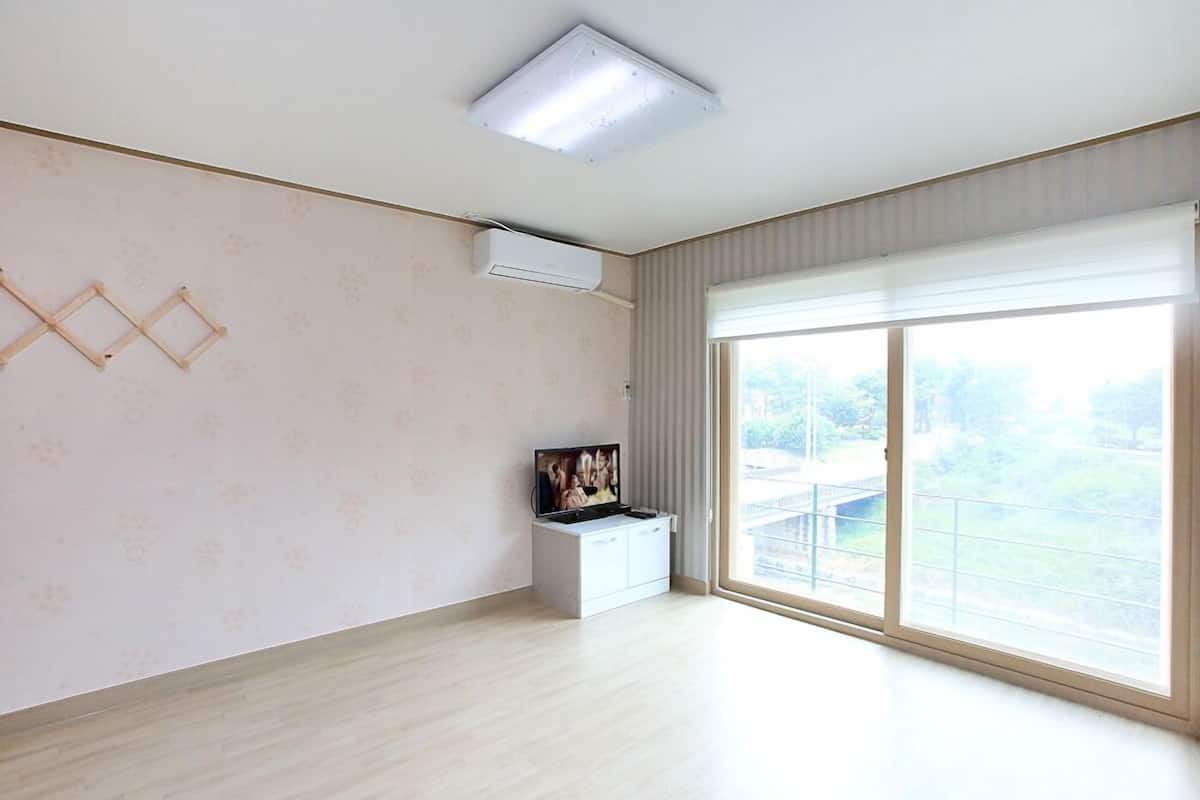 Room (202(2F)) | Individually decorated, individually furnished