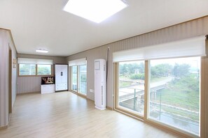 Room (203(2F)) | Individually decorated, individually furnished - Garden Bill (Goesan)