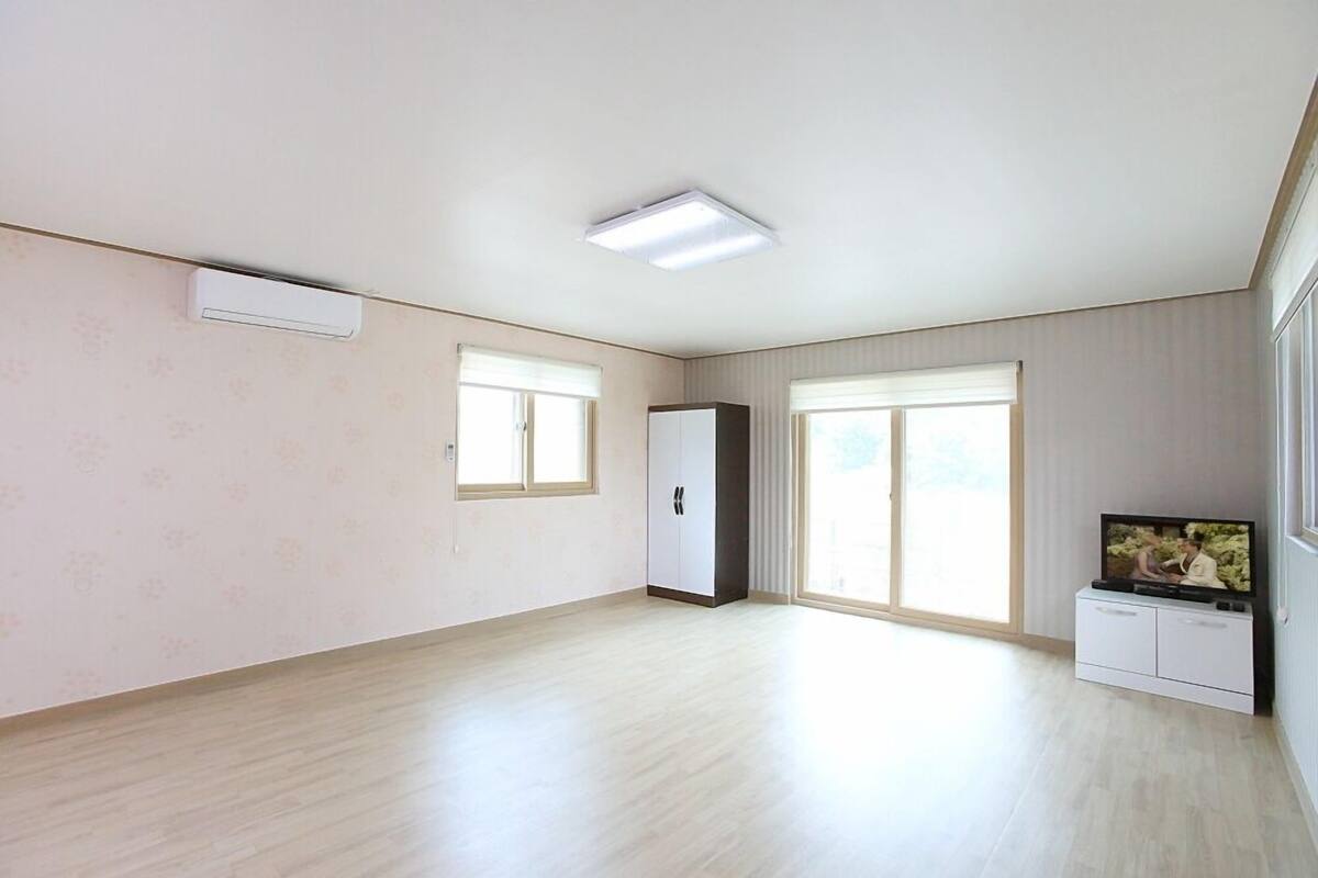 Room (201(2F)) | Individually decorated, individually furnished