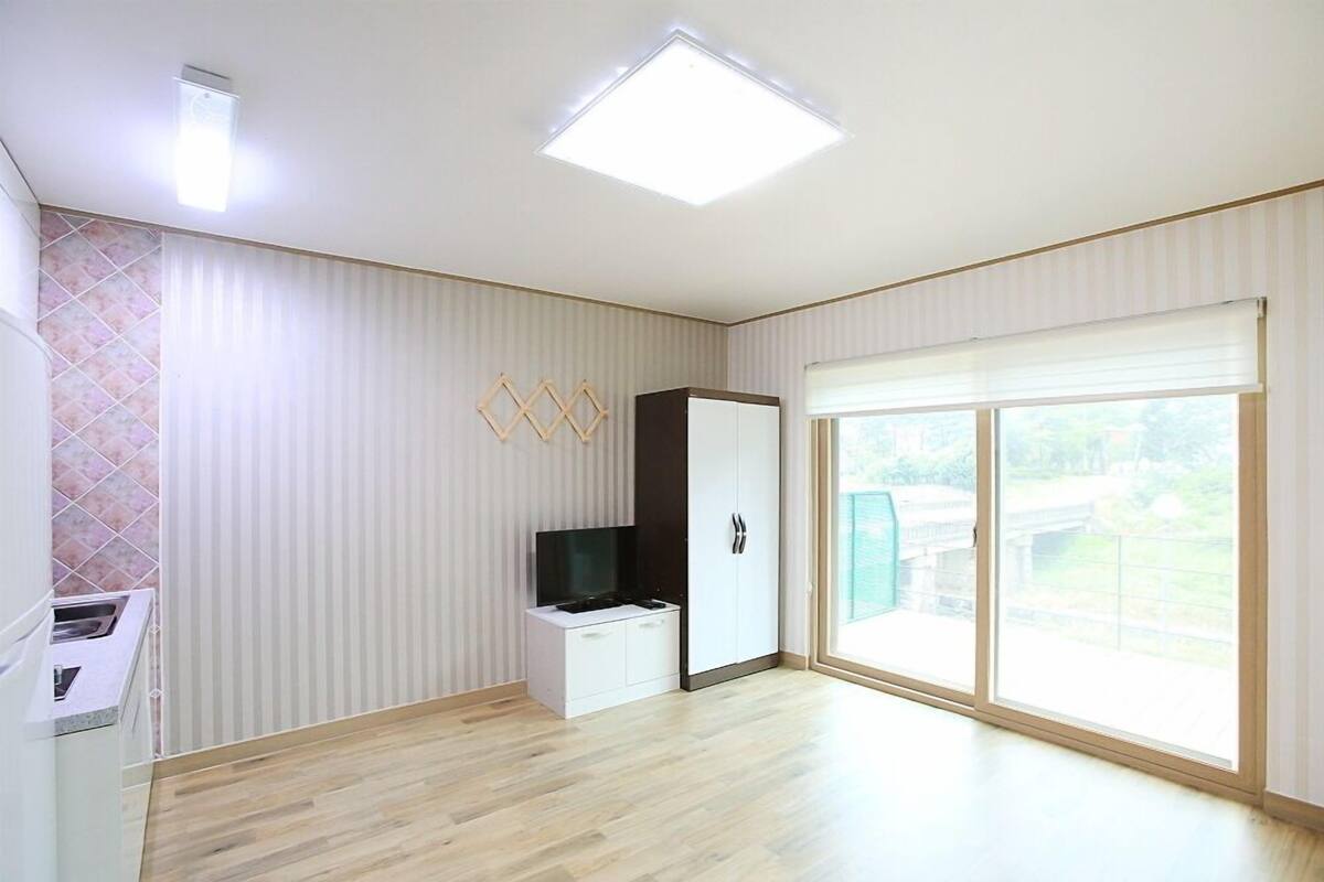 Room (103(1F)) | Individually decorated, individually furnished