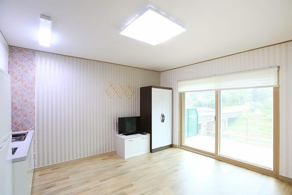 Room (103(1F)) | Individually decorated, individually furnished