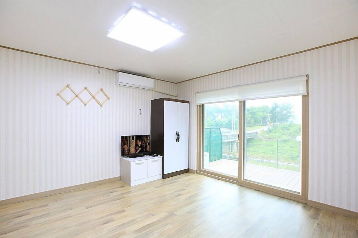 Room (102(1F)) | Individually decorated, individually furnished