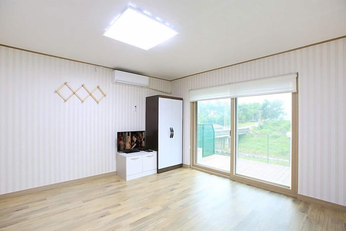 Room (102(1F)) | Individually decorated, individually furnished