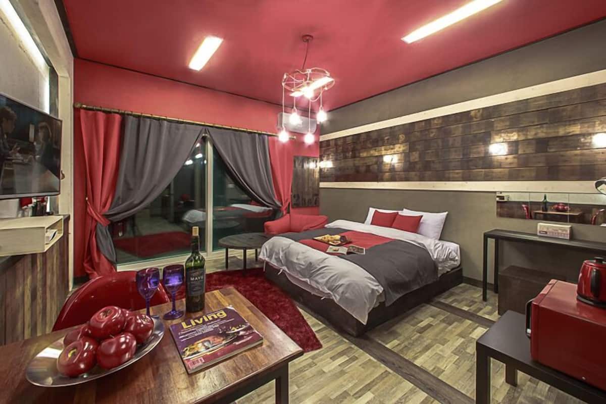 Room (B105 Eros)