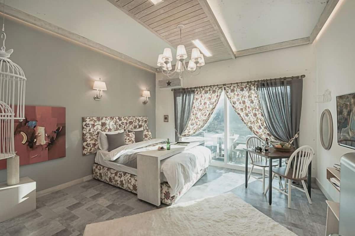 Room (B102 Aphrodite)