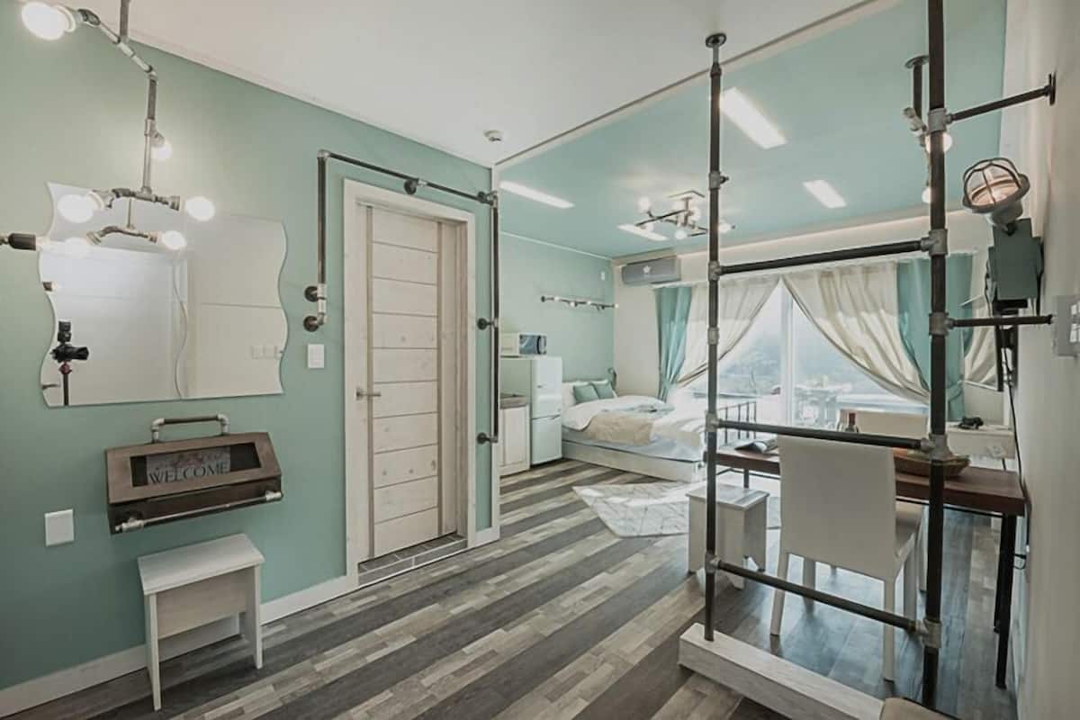 Room (B101 Hera)