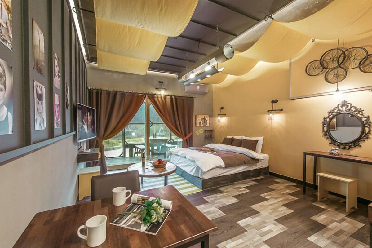 Room (A102 Luna)