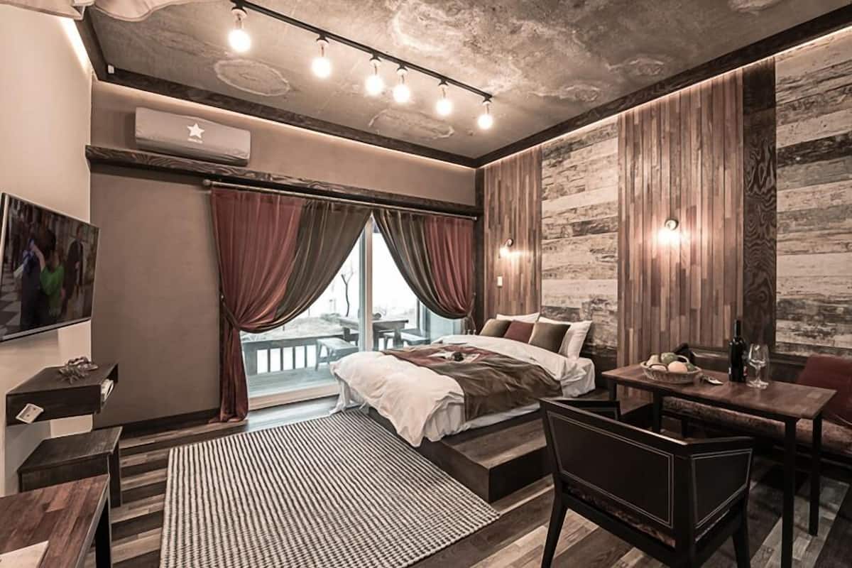 Room (A103 Athens)