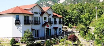 Sanjeonghosu-ro Broom House