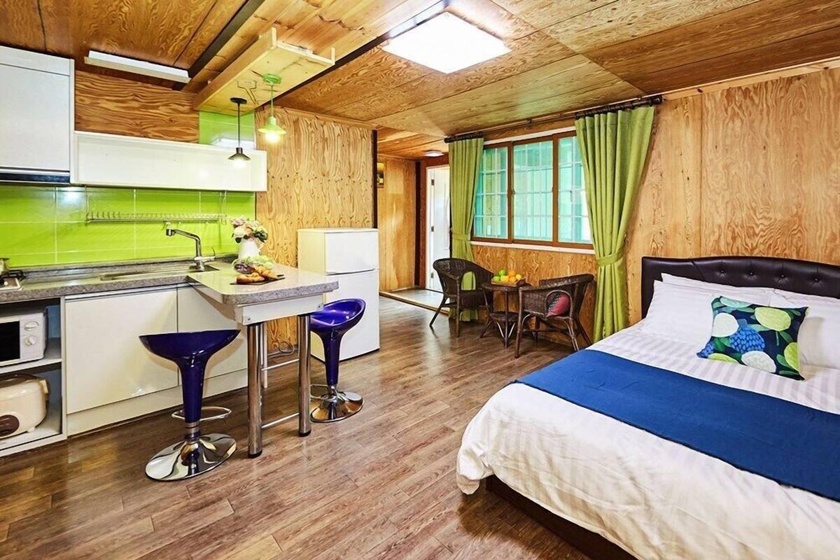 Room (Lovely)