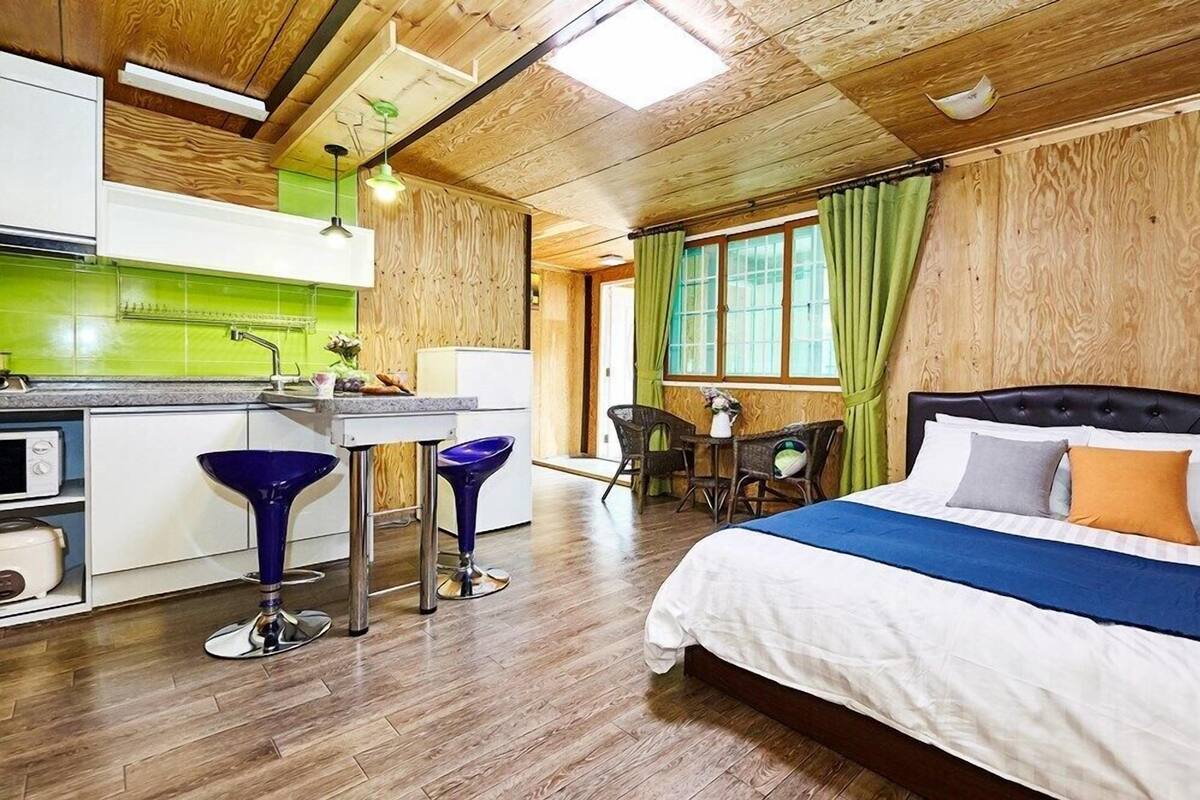 Room (Four-season)