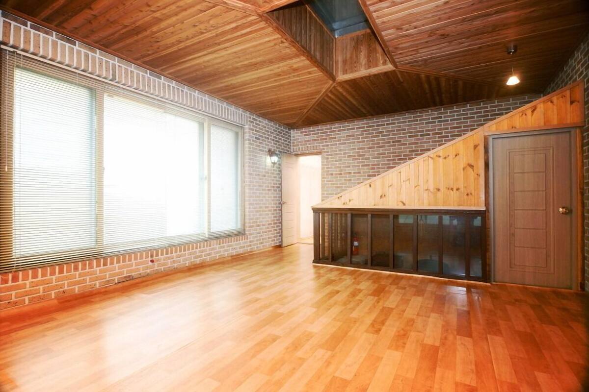 Room (Brown)