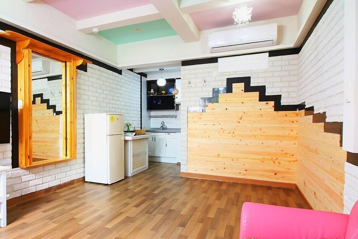 Room (Lovely)