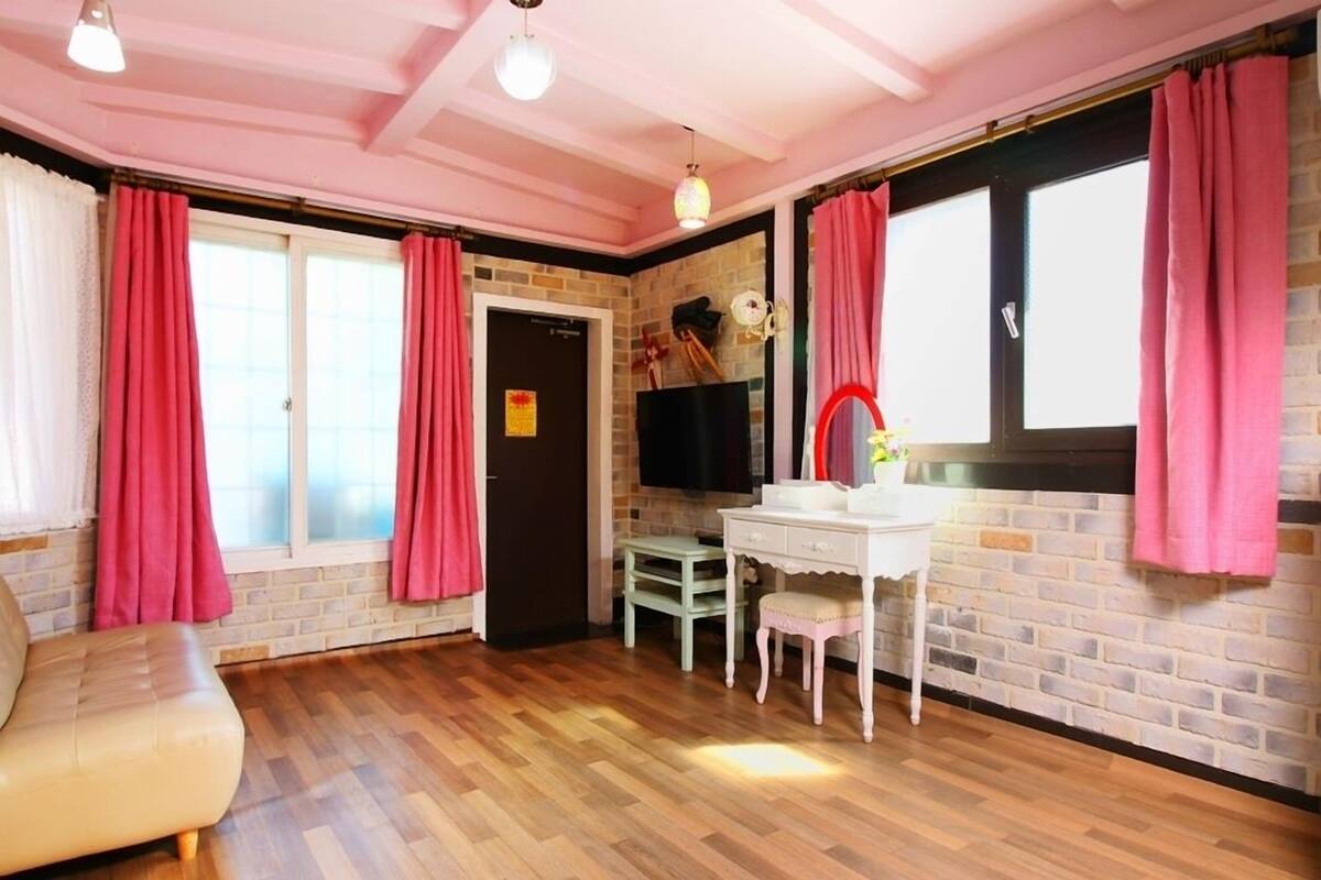 Room (Charming)