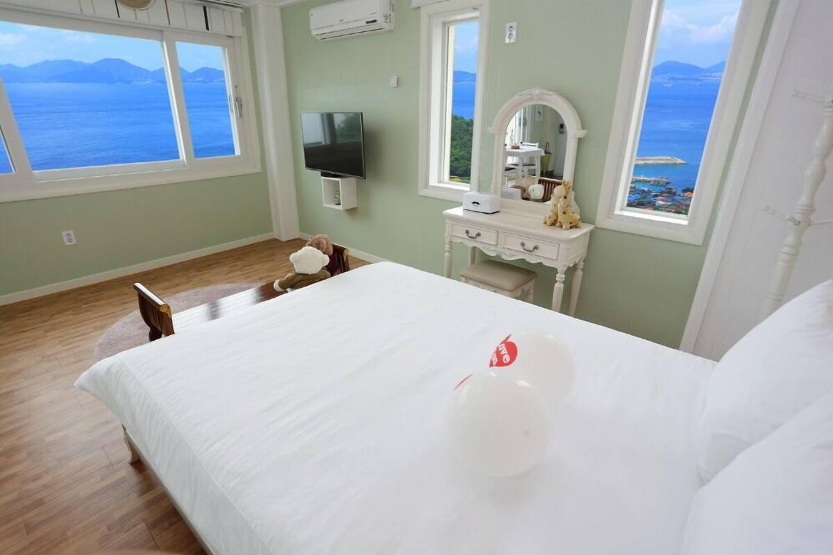 Room (Rendezvous)
