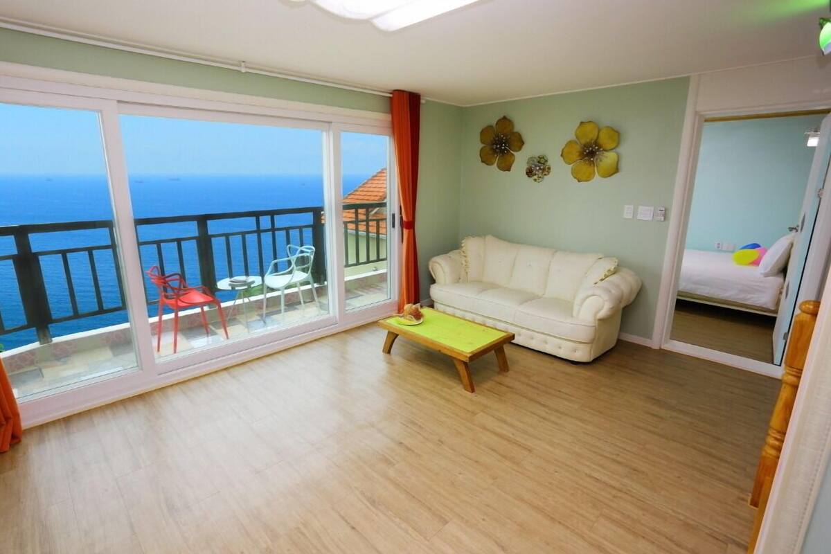 Room (Romang)