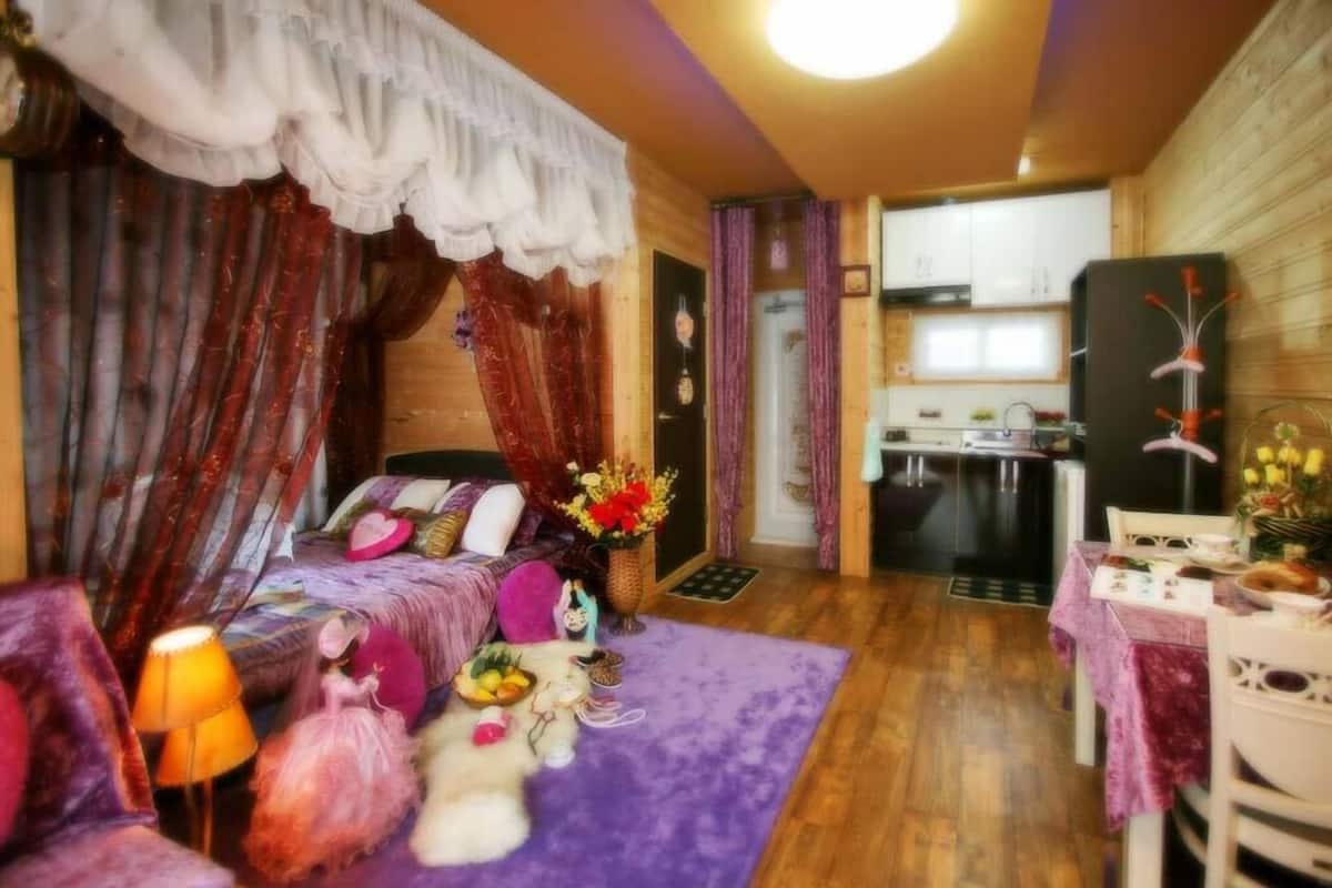 Room (Capellaa)