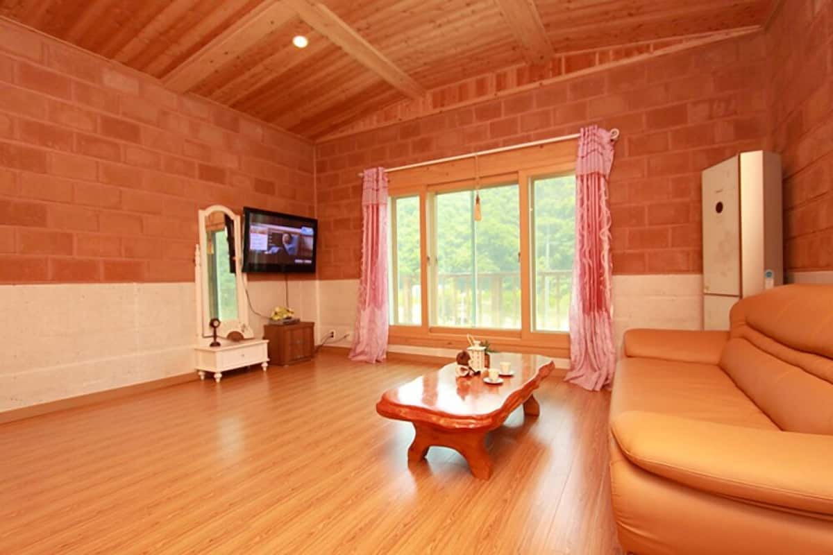 Room (Viewing the moon)