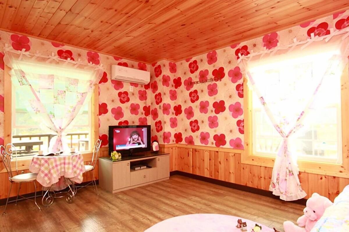 Room (Lotus)