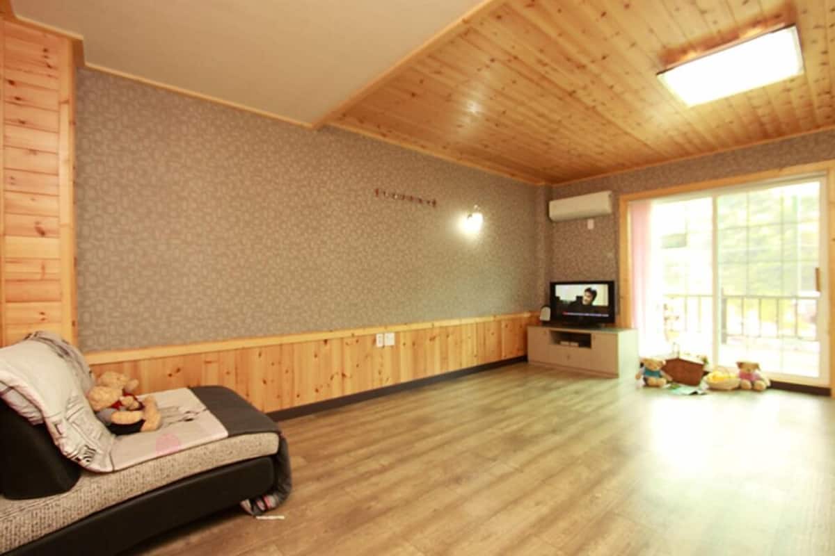 Room (Salmon)