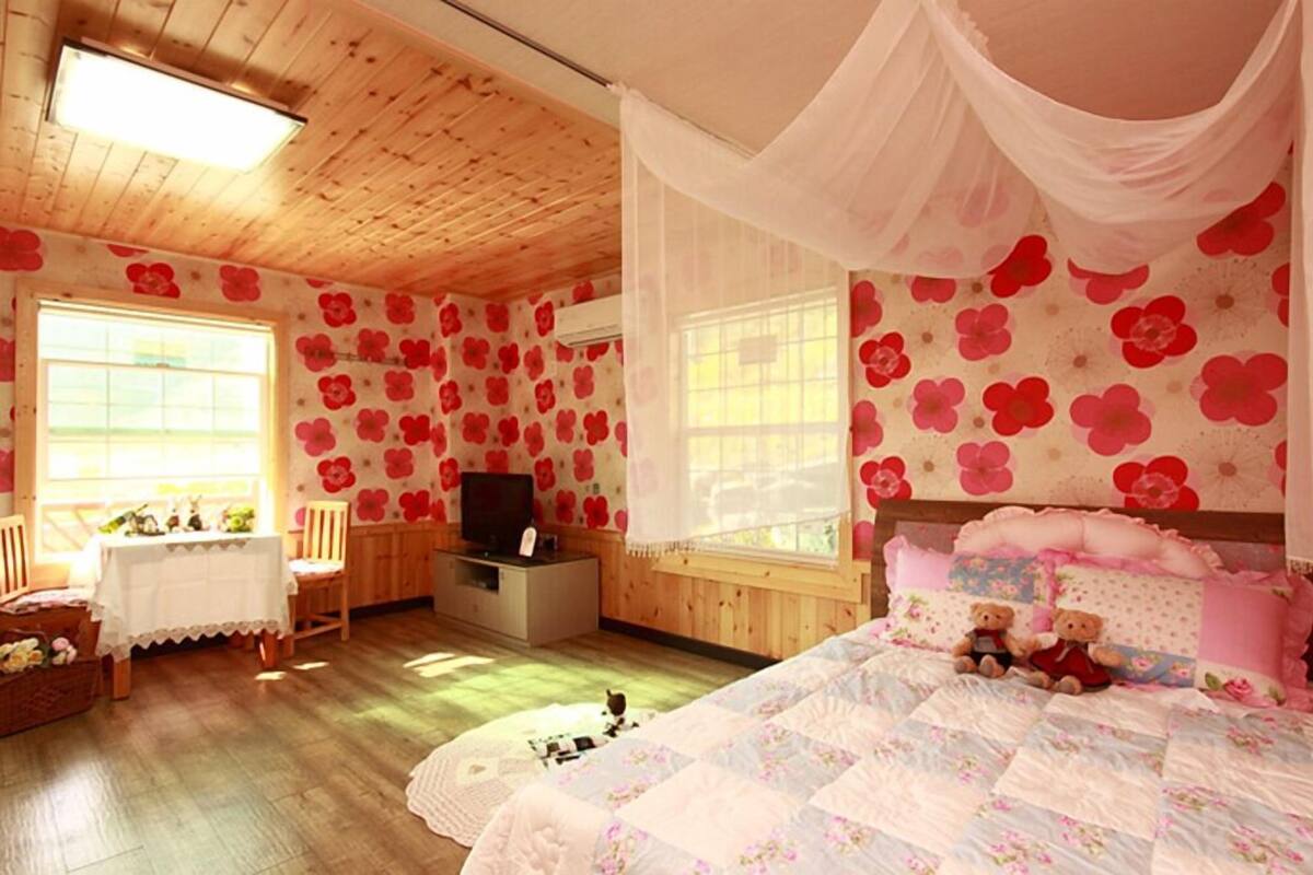 Room (Dandelion)