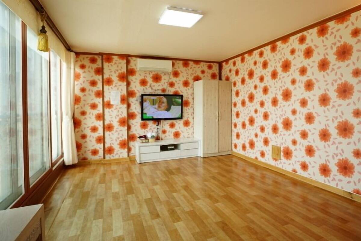 Room (B Gasibusi)