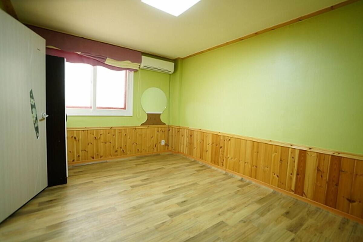 Room (B Gaonnuri)