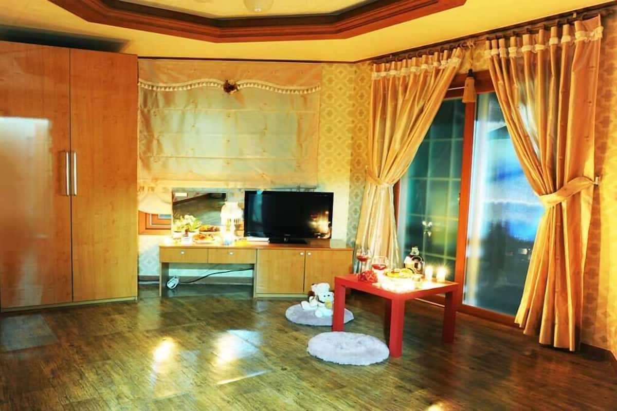 Room (Iris)