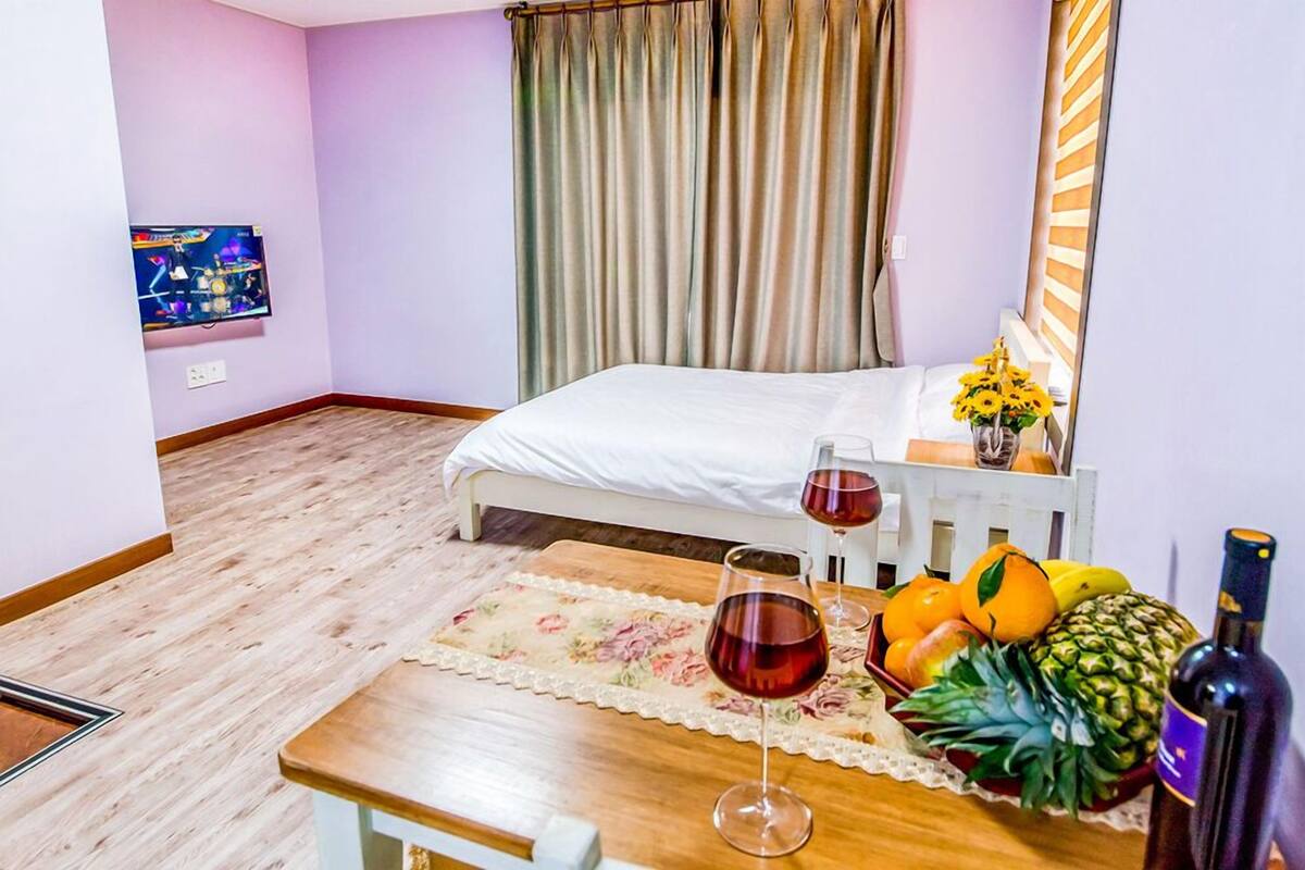 Room (Lovely)
