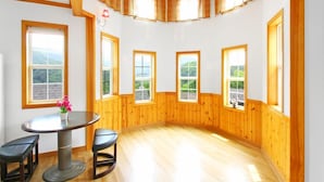 Room (VIP) | In-room dining - Roseway (Gapyeong)