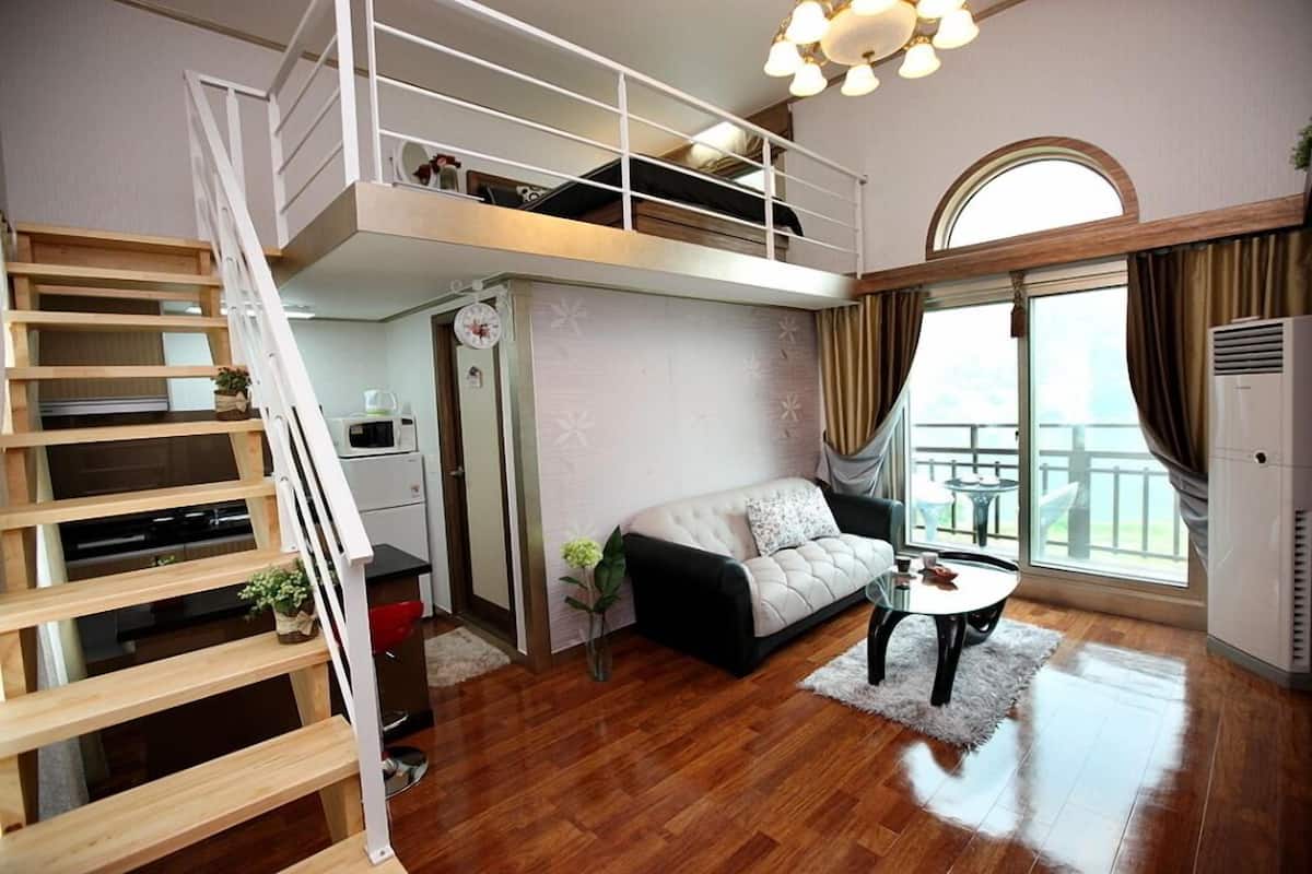 Room (Kiosk) | Individually decorated, individually furnished