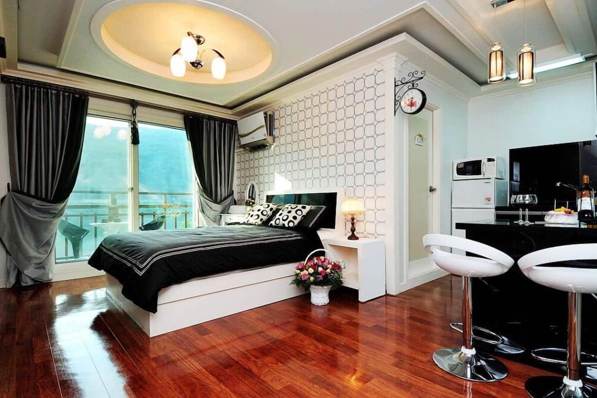 Room (Porta) | Individually decorated, individually furnished