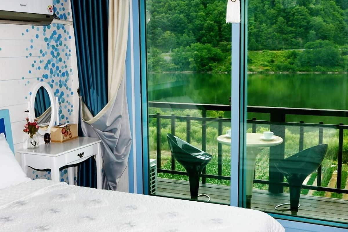 Room (pana) | Individually decorated, individually furnished
