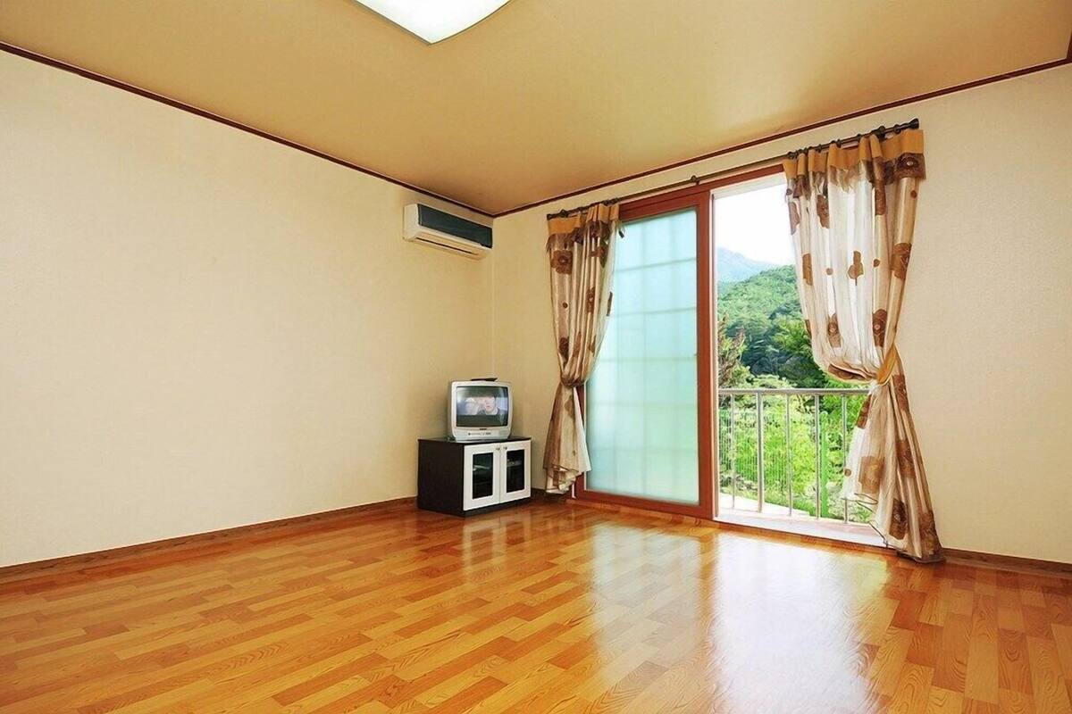 Room (Cloud)