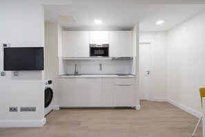 Een koelkast, een microgolfoven, een oven