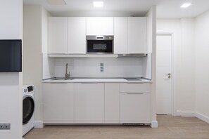 Een koelkast, een microgolfoven, een oven