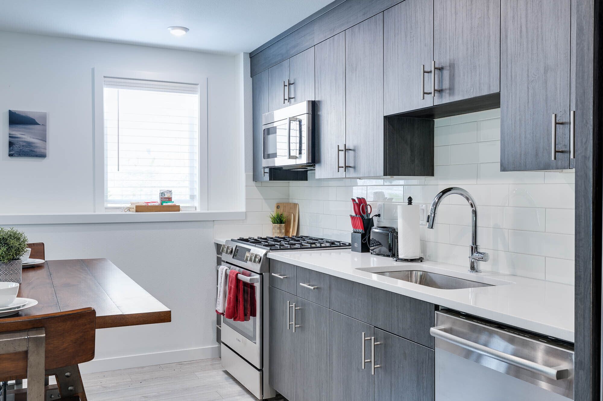 Microondas, lavavajillas, cafetera y tetera y utensilios de cocina 