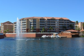 Ein Hotel mit einer Wassersäule, einem Schwan und Booten.