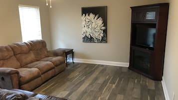 TV connectée, cheminée, lecteur de DVD