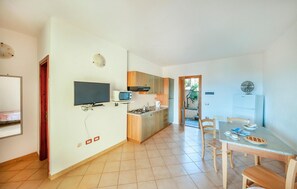 Fridge, microwave, stovetop, cookware/dishes/utensils - 1 bedroom cozy apartment in Isola Rossa (Isola Rossa)