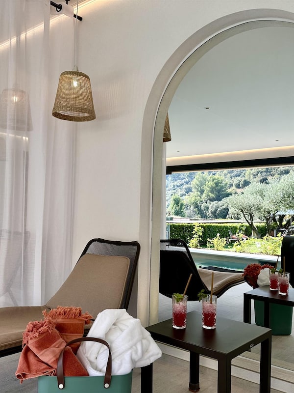 Sauna, hot tub, steam room, body treatments, Swedish massages, facials