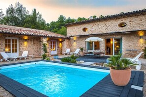 Outdoor pool, open 7:00 AM to 9:30 PM, pool umbrellas, pool loungers - La Bastide du Calalou Hotel & Spa, BW Premier Collection (Moissac-Bellevue)