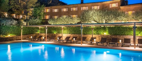 Utomhuspool, öppet 07.00 till 21.30, parasoller och solstolar