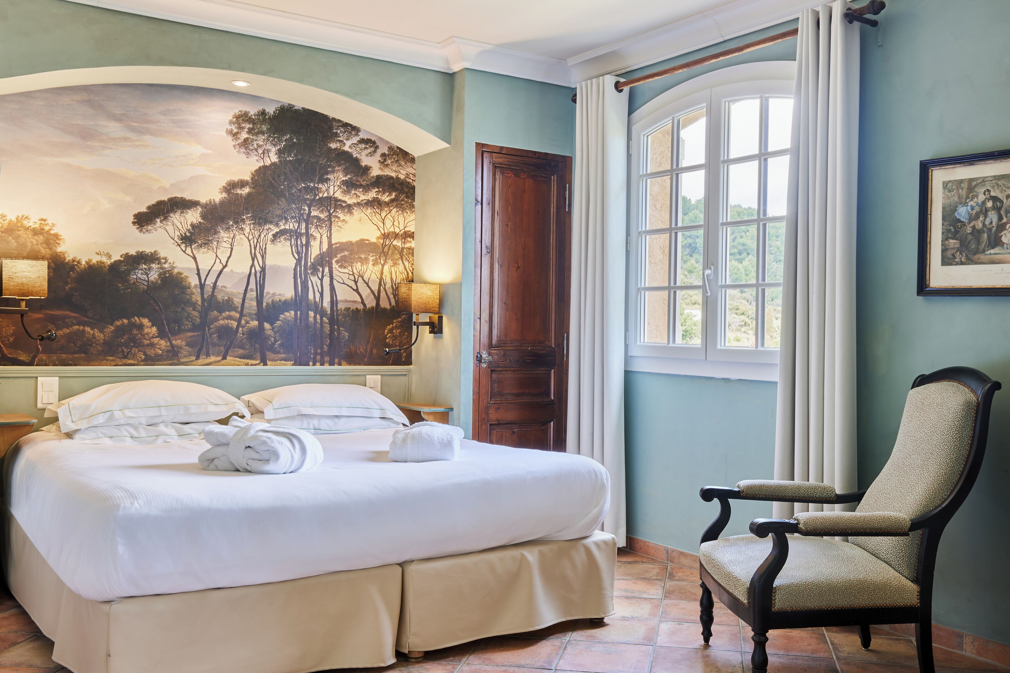 Junior Suite, 1 King Bed, Non Smoking, Valley View (Twin bed on request;with Sofabed) | Minibar, in-room safe, soundproofing, iron/ironing board