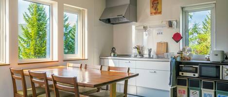 Kühlschrank, Mikrowelle, Herdplatte, Wasserkocher mit Kaffee-/Teezubehör