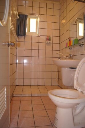 Family Room (202) | Bathroom | Shower, hair dryer, slippers, bidet - Penghu Le You You Homestay (Magong)